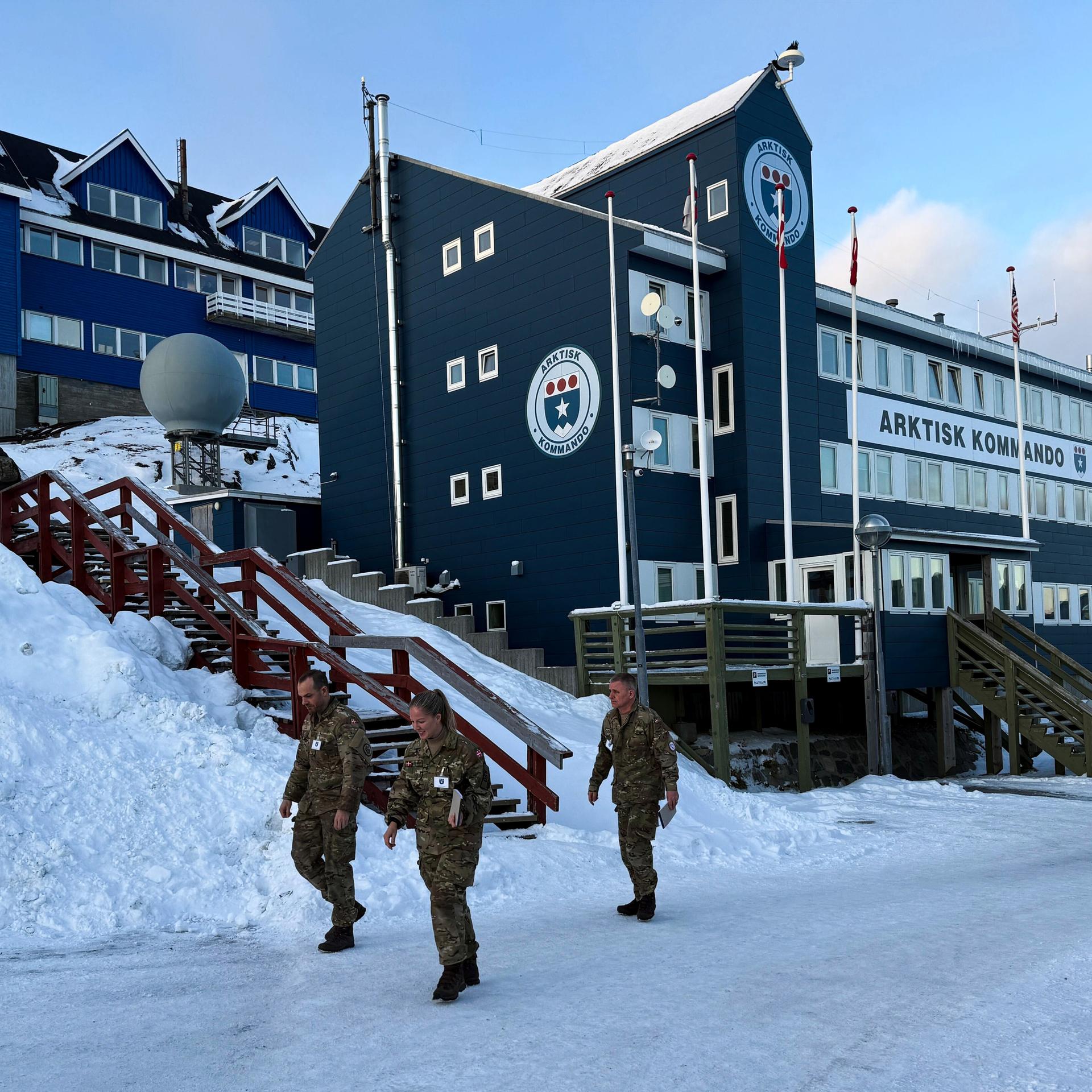 Soldaten gehen am Arktisk Kommando in Nuuk vorbei.