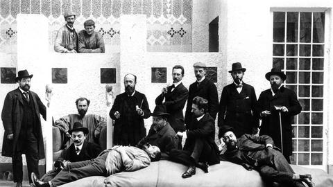  
Gustav Klimt und die  Wiener Secession 1902  -  von links: Anton Stark, Gustav Klimt, Kolo Moser, Adolf Boehm, Maximilian Lenz, Ernst Stoehr, Wilhelm List, Emil Orlik, Maximilian Kurzweil, Leopold Stolba, Carl Moll, Rudolf Bacher. -
