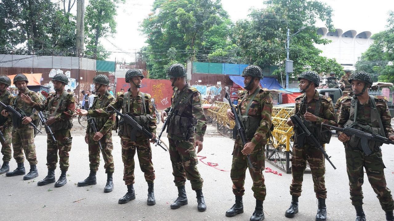 Angehörige der Streitkräfte während einer Demonstration in Dhaka, Bangladesch, am Montag, 5. August 2024.