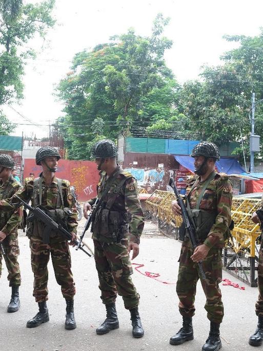 Angehörige der Streitkräfte während einer Demonstration in Dhaka, Bangladesch, am Montag, 5. August 2024.