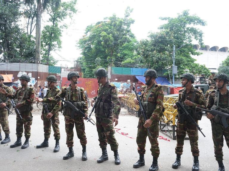 Angehörige der Streitkräfte während einer Demonstration in Dhaka, Bangladesch, am Montag, 5. August 2024.