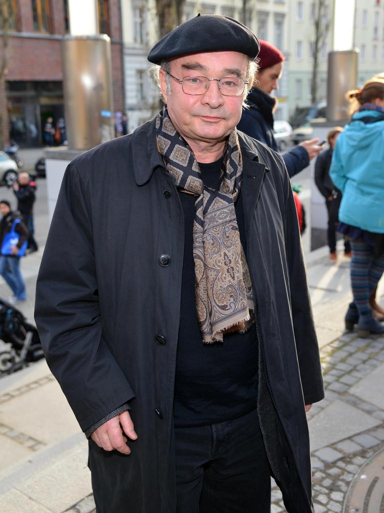 Martin Seifert schaut in die Kamera. Er trägt eine schwarze Baskenmütze und einen Schal mit braunem Paisleymuster.