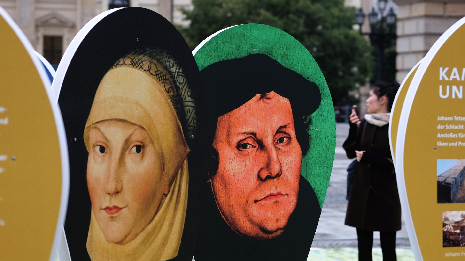 Großflächige Schautafeln mit dem Bildnis von Martin Luther und seiner Frau Katharina von Bora stehen in Berlin auf dem Gendarmenmarkt. 