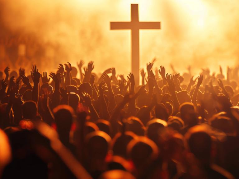 Eine Menschenmasse wie auf einem Rockkonzert tanzt um ein christliches Kreuz. (Bild von KI generiert.)