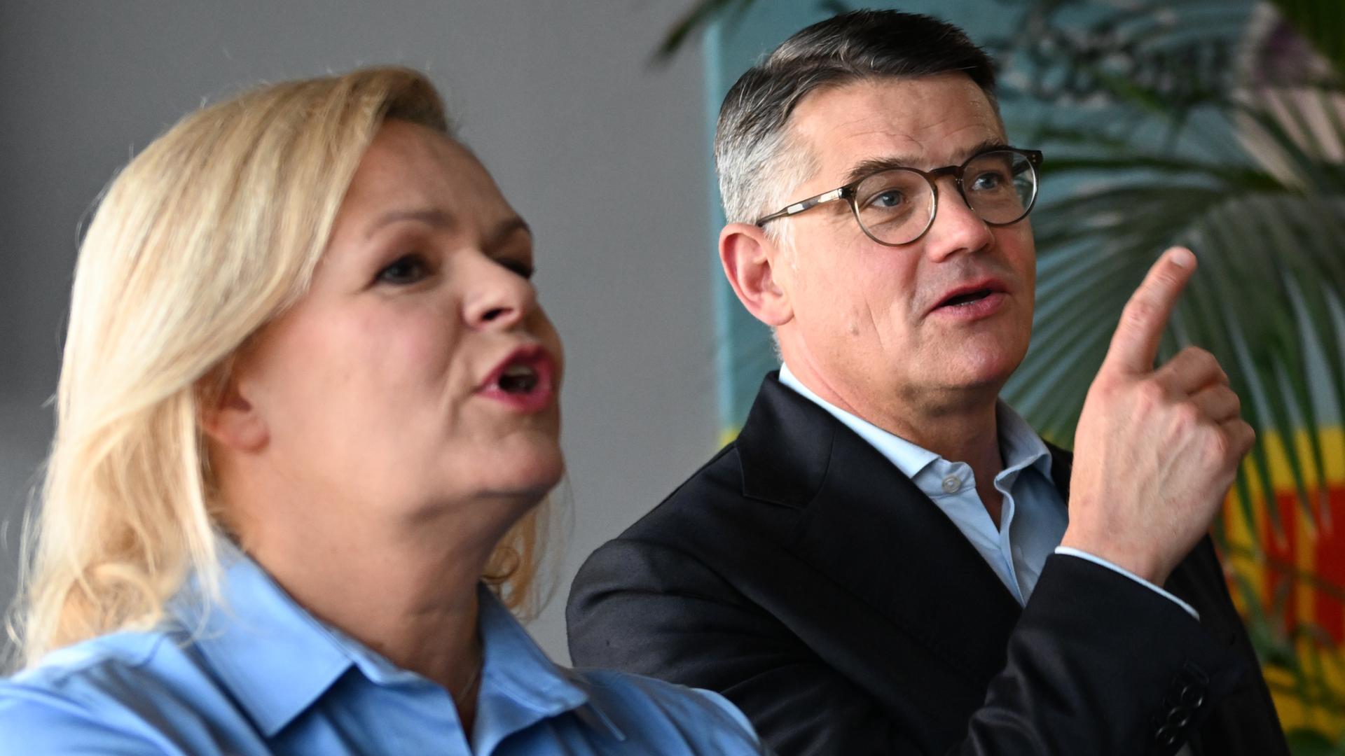 Nancy Faeser (SPD) und Boris Rhein (CDU) in lebhafter Diskussion