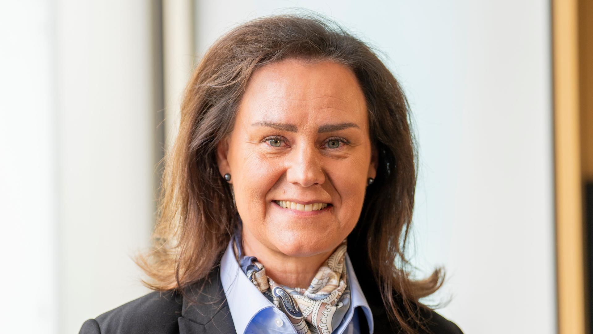 Ute Eiling-Hütig (CSU), lächelt in die Kamera. 