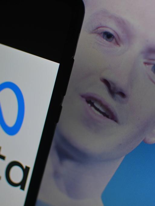 Im Vordergrund das Meta-Logo und im Hintergrund ein Porträt von Mark Zuckerberg auf blauem Grund.