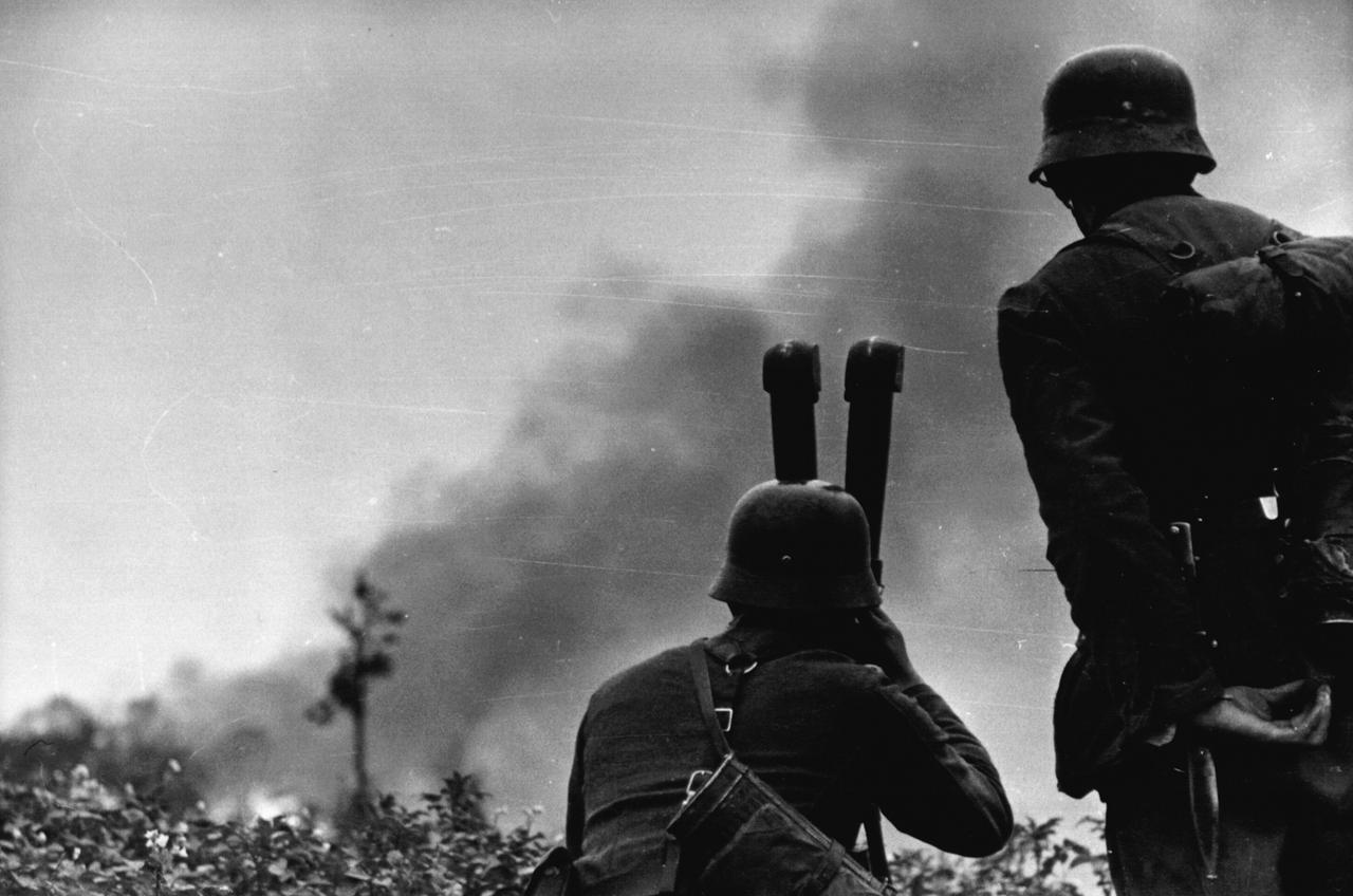 Deutsche Soldat der Wehrmacht beobachten im Zweiten Weltkrieg die gegnerischen Stellungen durch ein Periskop.
