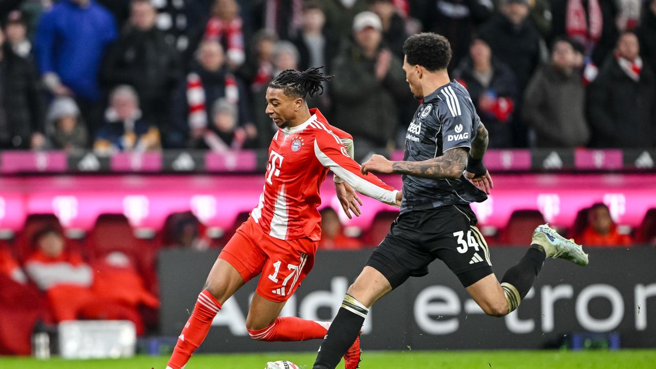 Michael Olise (Bayern München) in Aktion gegen Nnamdi Collins (Eintracht Frankfurt).