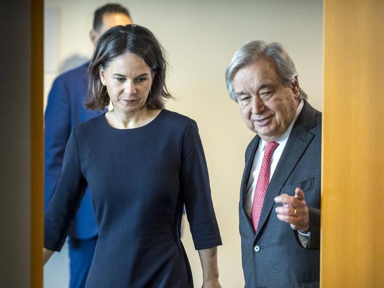 Bundesaussenministerin Annalena Baerbock mit UN-Generalsekretaer Antonio Guterres, fotografiert am Rande ihrer Teilnahme an der hochrangigen offenen Debatte über den Nahen Osten im Sicherheitsrat der Vereinten Nationen in New York.