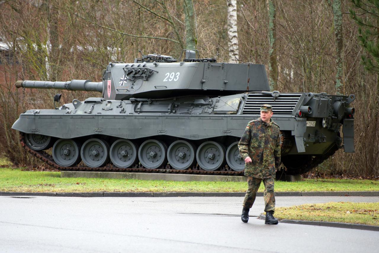 Ein Soldat läuft auf dem Gelände der Graf-Stauffenberg-Kaserne an einem ausgestellten Kampfpanzer vom Typ Leopard 1 A4 vorbei. (Archivbild)