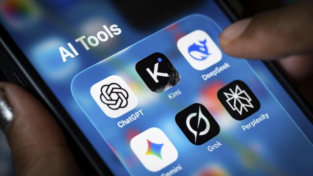 Zu sehen ist der Bildschirm von einem Smartphone. Eine Person drückt mit dem Finger auf eine Programm.