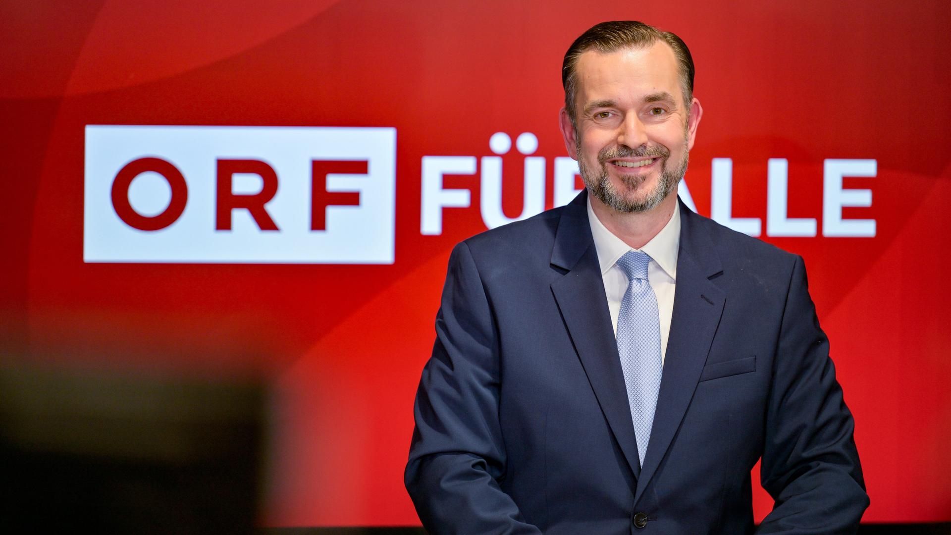 Dr. Clemens Pig zum ORF-Generaldirektor steht vor einer roten Wand mit der Aufschrift "ORF FÜR ALLE". Dr. Clemens Pig zum ORF-Generaldirektor steht vor einer roten Wand mit der Aufschrift "ORF FÜR ALLE".