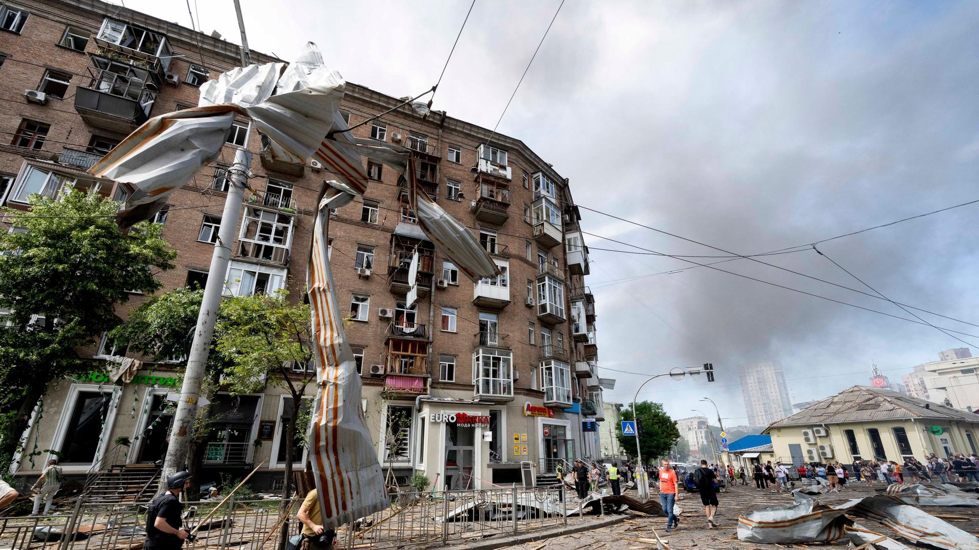 Zerstörung an Gebäuden und Straße nach einem russischen Raketenangriff im Lukianivska Bezirk der ukrainischen Hauptstadt. 