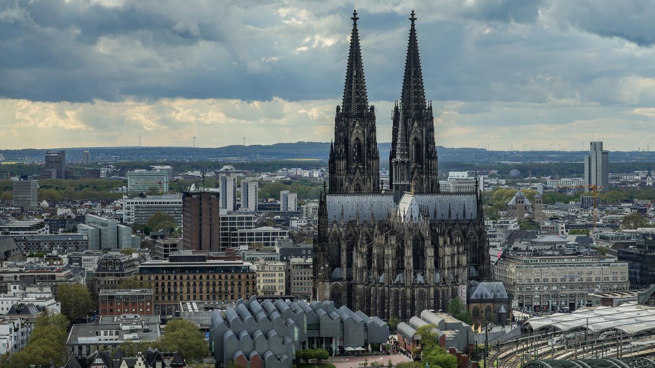 Blick auf den Kölner Dom und die Skyline der Stadt 