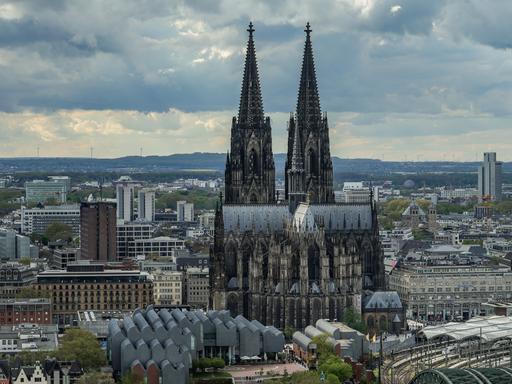Blick auf den Kölner Dom und die Skyline der Stadt 