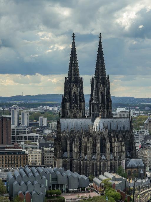 Blick auf den Kölner Dom und die Skyline der Stadt 
