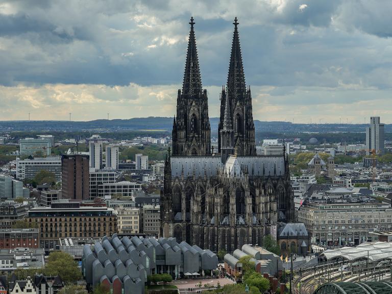 Blick auf den Kölner Dom und die Skyline der Stadt 