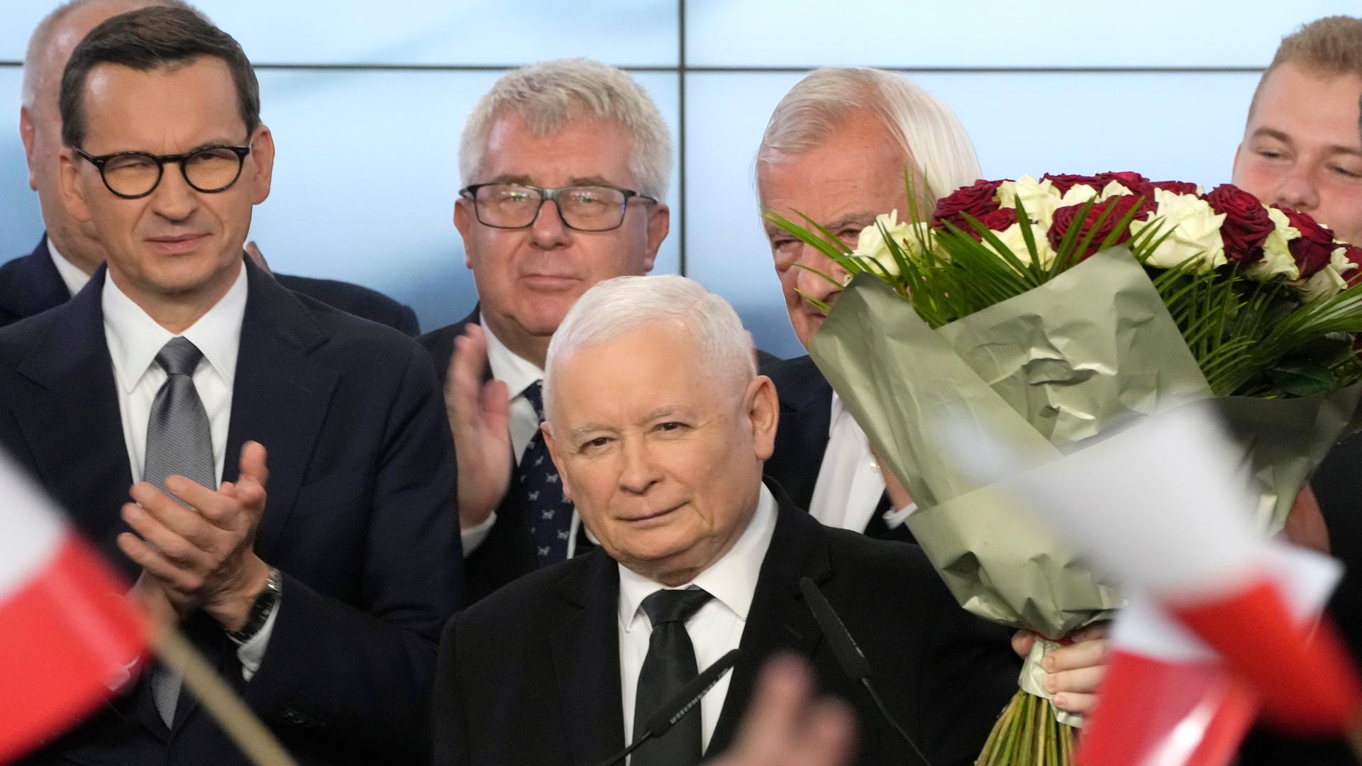 Der Vorsitzende der konservativen Regierungspartei PiS, Kaczynski begrüßt auf einer Wahlparty in Warschau seine Anhänger.