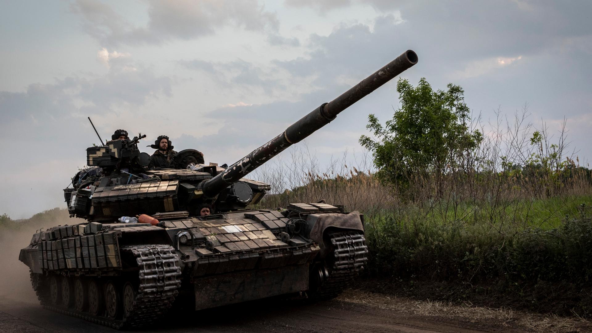 Ein ukrainischer Panzer in Lysychansk in der Region Luhansk