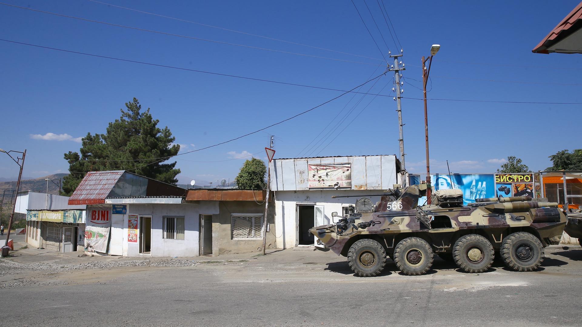 In einer Straße der Stadt Laçın steht ein gepanzertes Militärfahrzeug.