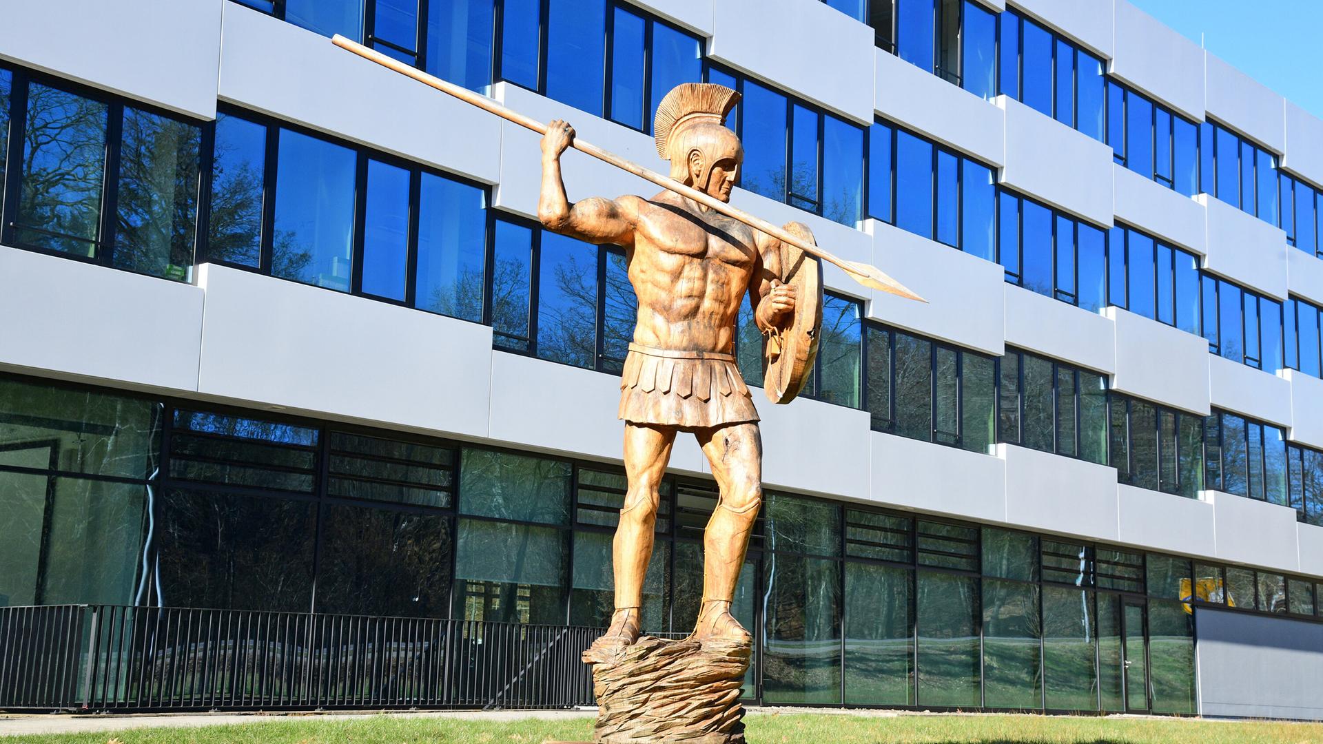 Statue eines kämpfenden Römers vor dem Sitz des CISPA Helmholtz-Zentrums für Informationssicherheit in Saarbrücken. Statue eines kämpfenden Römers vor dem Sitz des CISPA Helmholtz-Zentrums für Informationssicherheit in Saarbrücken.