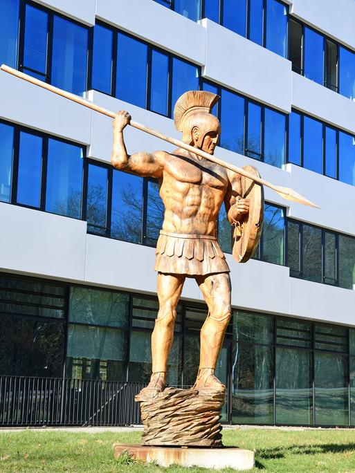 Statue eines kämpfenden Römers vor dem Sitz des CISPA Helmholtz-Zentrums für Informationssicherheit in Saarbrücken. Statue eines kämpfenden Römers vor dem Sitz des CISPA Helmholtz-Zentrums für Informationssicherheit in Saarbrücken.