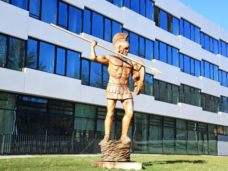 Statue eines kämpfenden Römers vor dem Sitz des CISPA Helmholtz-Zentrums für Informationssicherheit in Saarbrücken. Statue eines kämpfenden Römers vor dem Sitz des CISPA Helmholtz-Zentrums für Informationssicherheit in Saarbrücken.