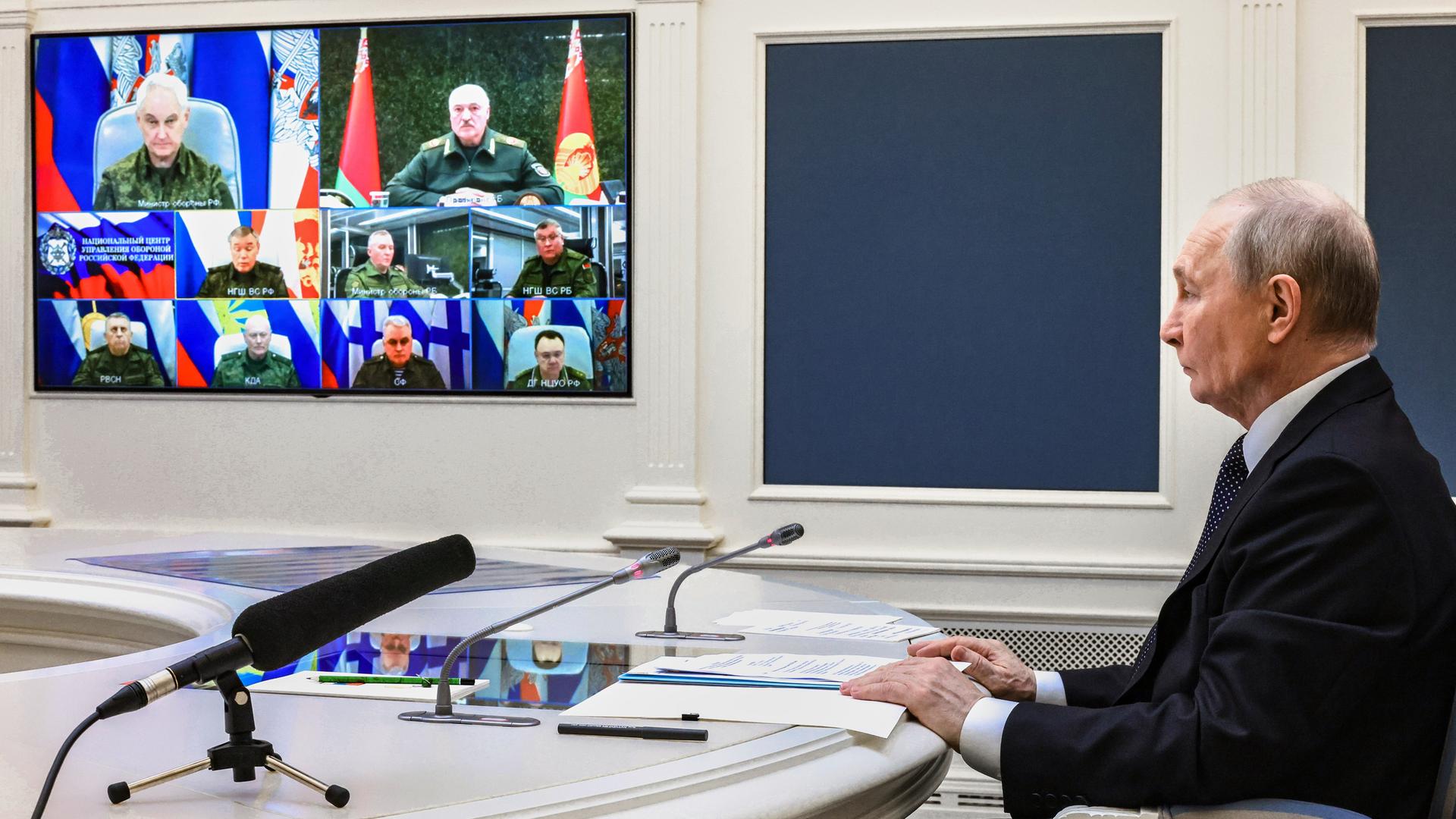 Der russische Präsident Putin und sein belarussischer Kollege Lukaschenko nehmen an einer Videokonferenz im Rahmen gemeinsamer Nuklearübungen teil. Der russische Präsident Putin und sein belarussischer Kollege Lukaschenko nehmen an einer Videokonferenz im Rahmen gemeinsamer Nuklearübungen teil.