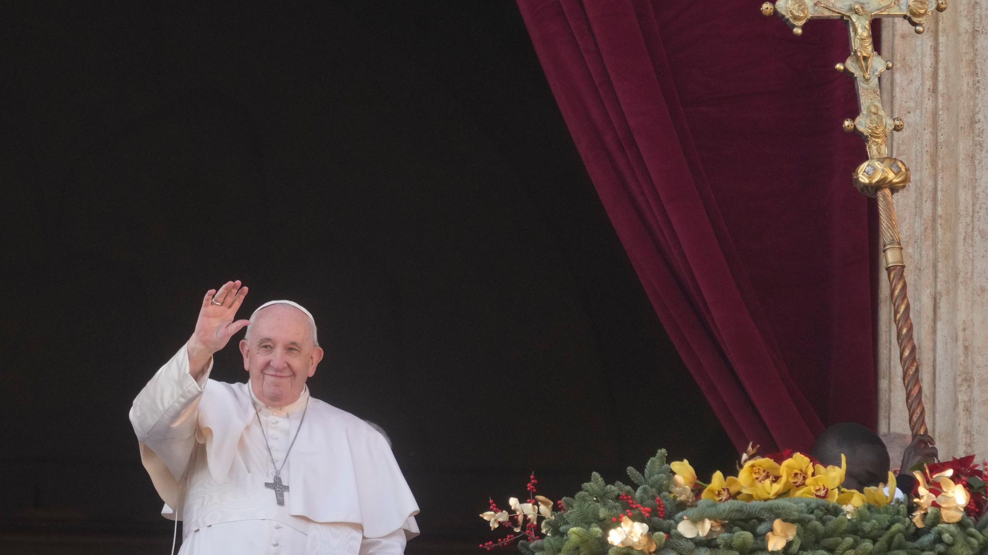 Papst Franziskus winkt den Gläubigen zu, als er vom Hauptbalkon des Petersdoms aus den Weihnachtssegen "Urbi et Orbi" (lateinisch für "für der Stadt und dem Erdkreis") erteilt.