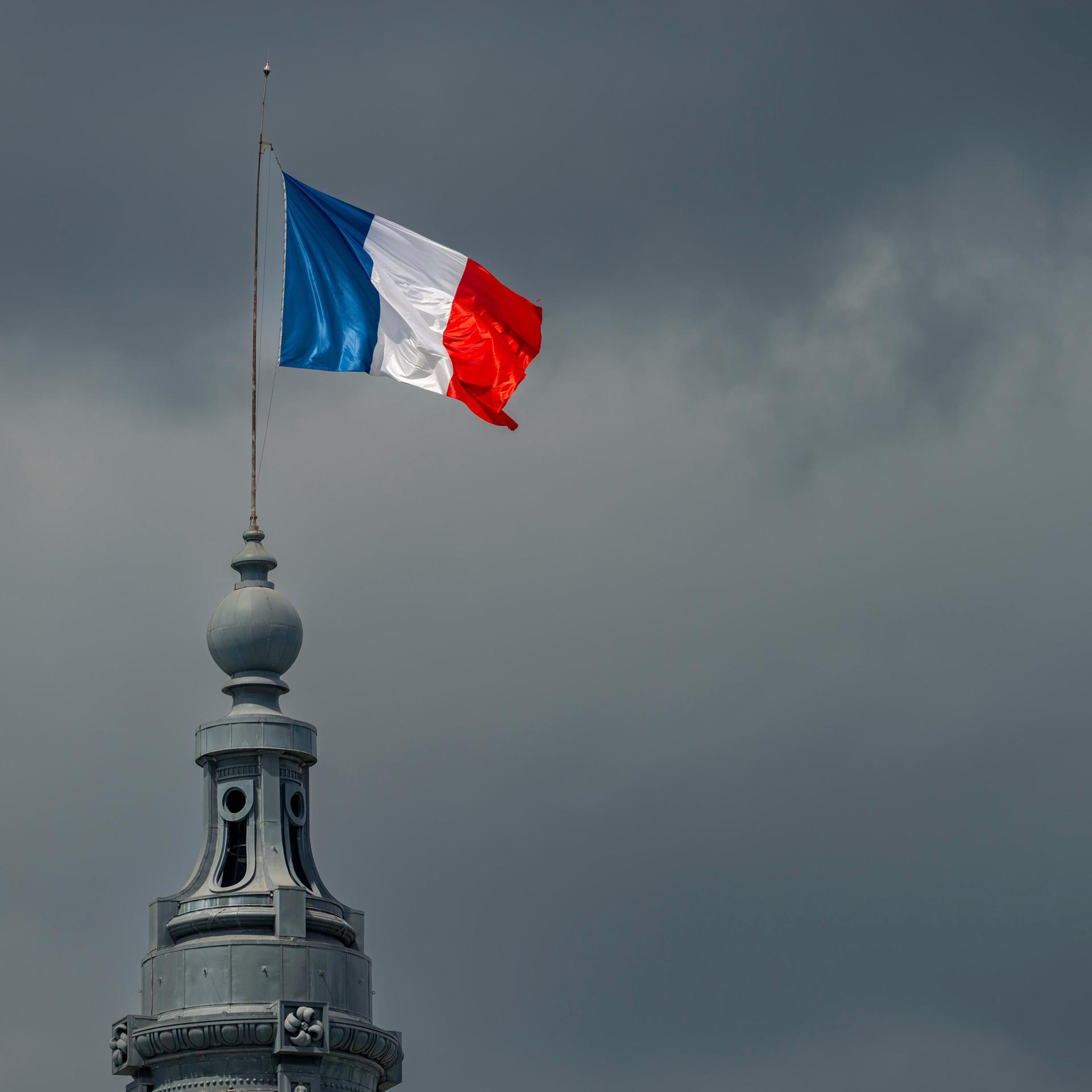 Marion Messina: „Die Entblößten“ – Frankreich als totalitärer Staat