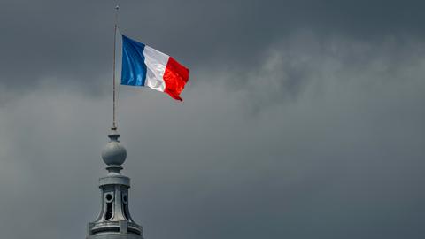 die französiche Nationalfahne, Trikolore, auf dem Grand Palais, Paris, Île-de-France, Frankreich, Europa