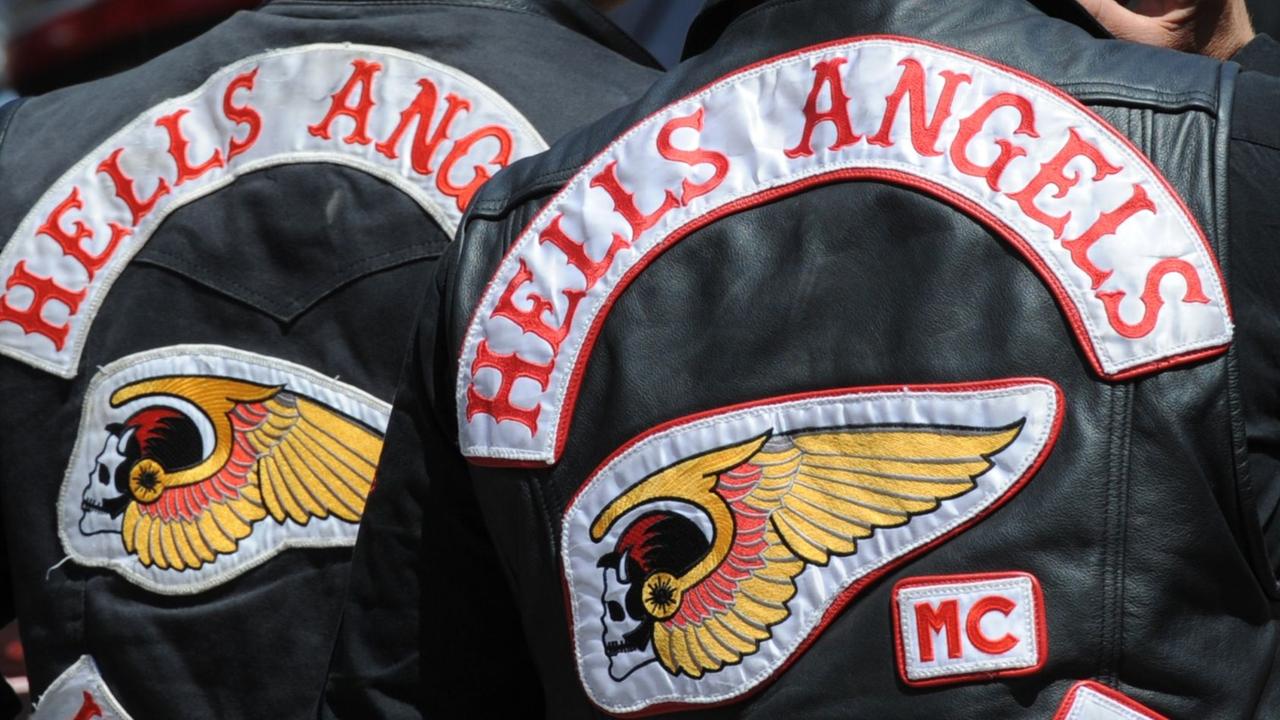 Zwei  Westen von zwei Hells-Angels-Mitgliedern mit dem Logo der Gruppe.