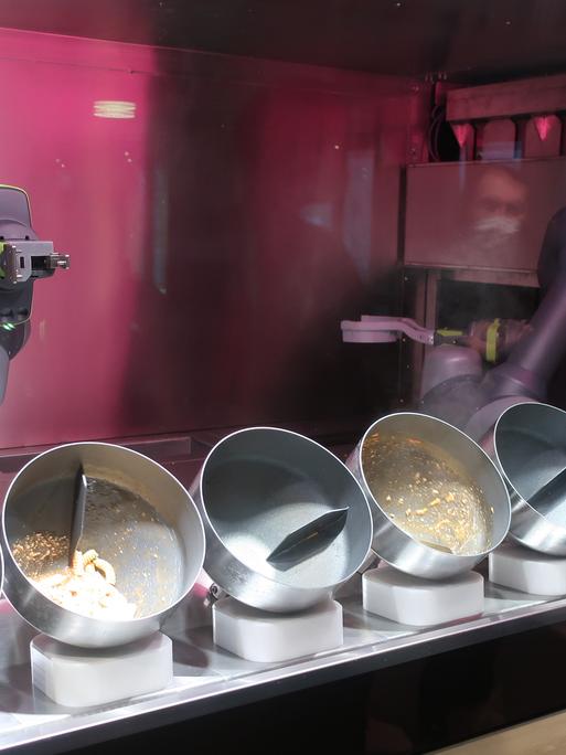 Eine der neuen Ideen: Essen direkt zubereitet vom Roboter, könnte die Betriebskantine ersetzen.