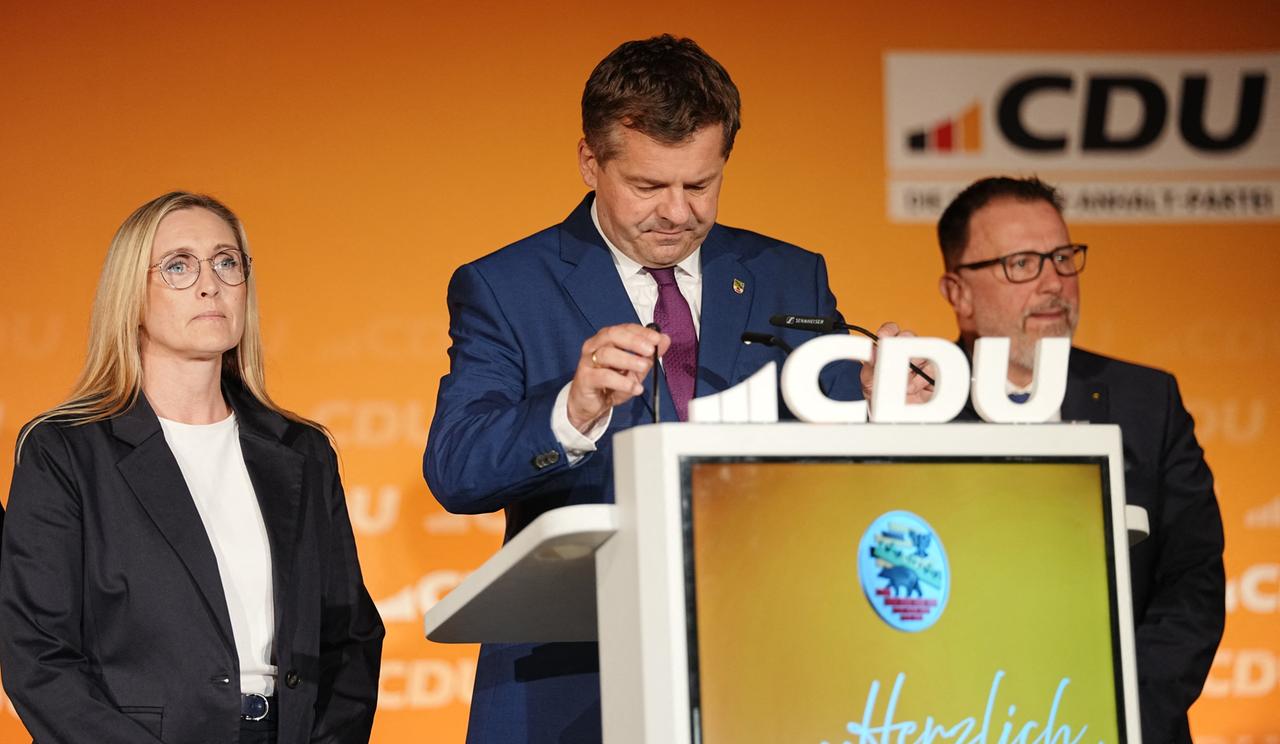 Minister-Präsident Sven Schulze steht an einem Redner-Pult. Er blickt enttäuscht nach unten.