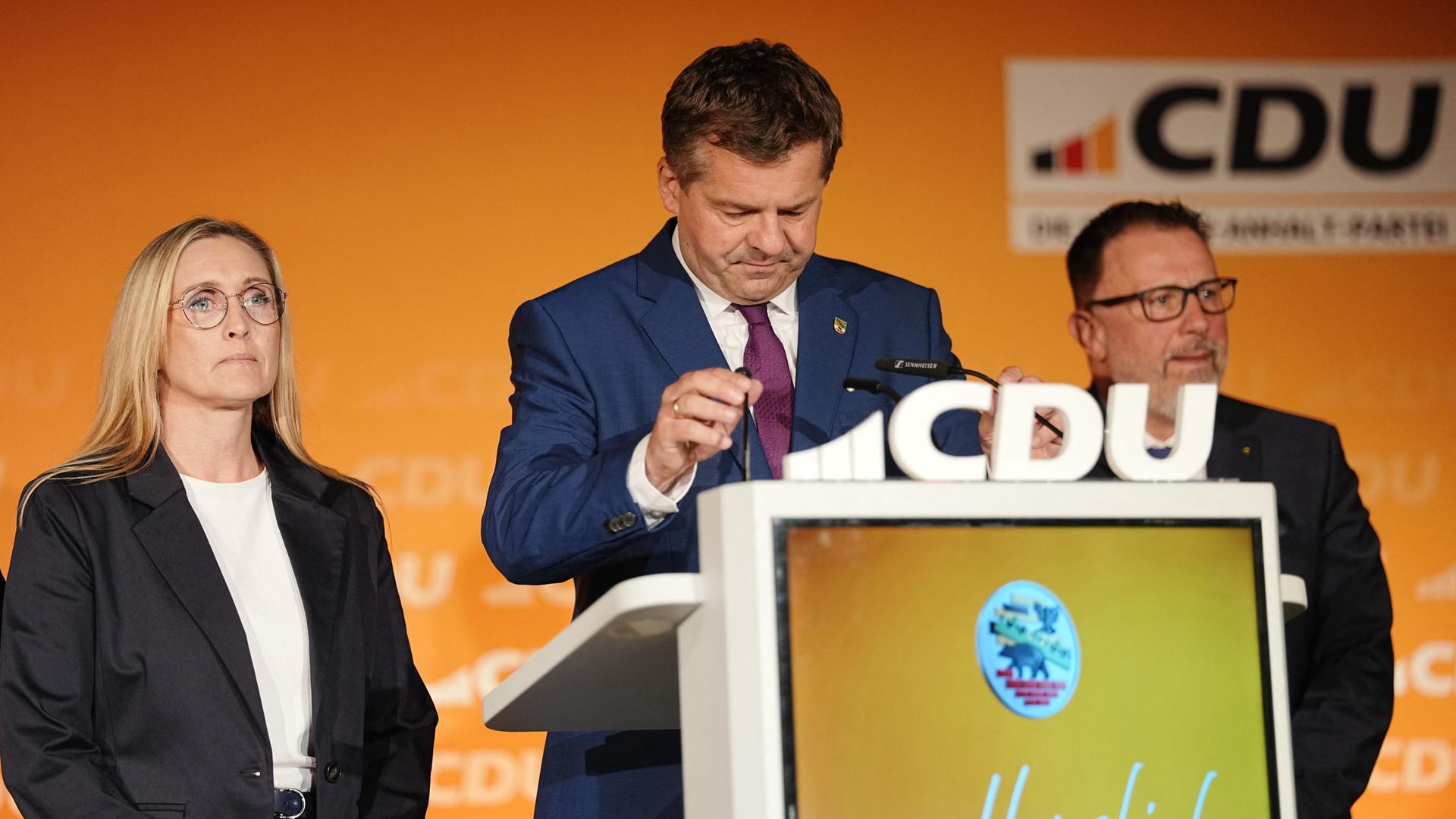 Sven Schulze (CDU, M), Ministerpräsident des Landes Sachsen-Anhalt und Landesvorsitzender der CDU Sachsen-Anhalt, äußert sich nach der Bekanntgabe der Prognose für die Landtagswahl in Sachsen-Anhalt vor CDU-Anhängern. Sven Schulze (CDU, M), Ministerpräsident des Landes Sachsen-Anhalt und Landesvorsitzender der CDU Sachsen-Anhalt, äußert sich nach der Bekanntgabe der Prognose für die Landtagswahl in Sachsen-Anhalt vor CDU-Anhängern.