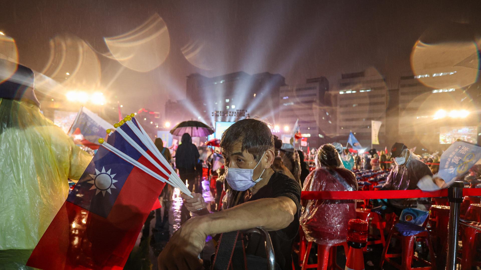 Ein Anhänger mit einer Taiwan-Flagge im Vorfeld der Kommunalwahlen 