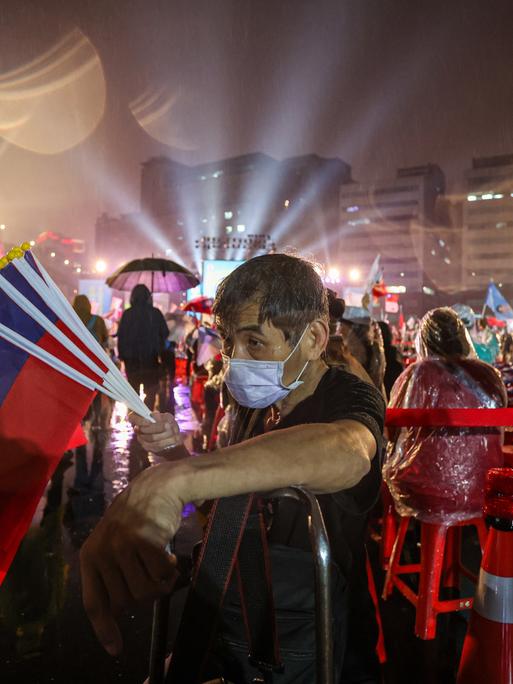 Ein Anhänger mit einer Taiwan-Flagge im Vorfeld der Kommunalwahlen 