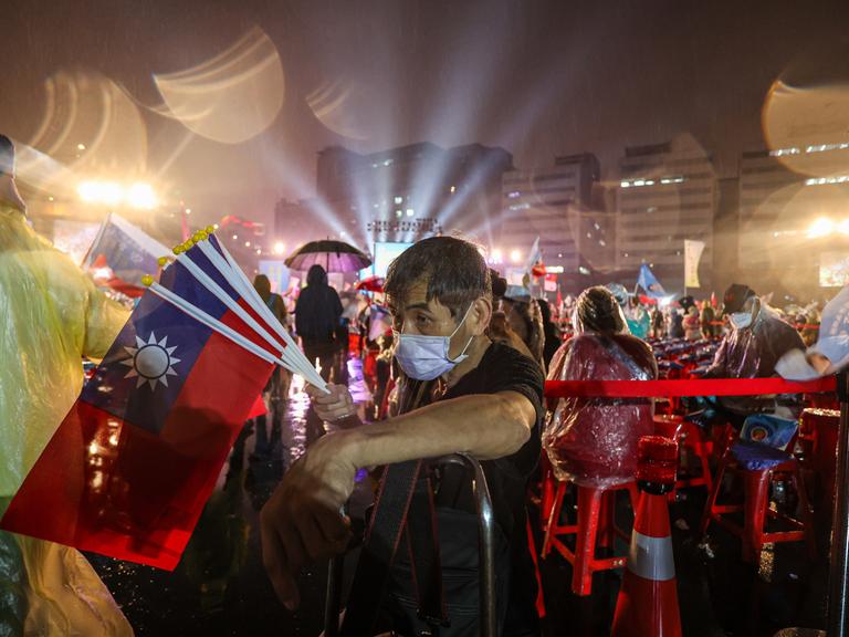 Ein Anhänger mit einer Taiwan-Flagge im Vorfeld der Kommunalwahlen 