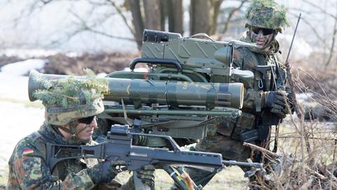 Soldaten des Panzergrenadierbataillons 371 zeigen am 10.03.2015 in Marienberg (Sachsen) einen Einsatztrupp mit einer Milan-Panzerabwehrrakete. 
