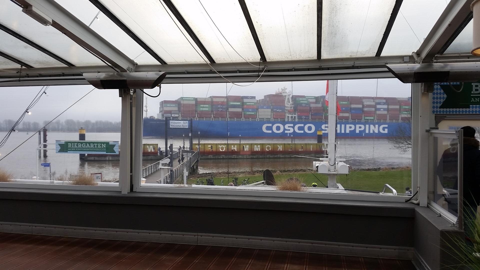 Cosco Shipping bei Willkommhöft, Wedel Cosco Shipping bei Willkommhöft, Wedel