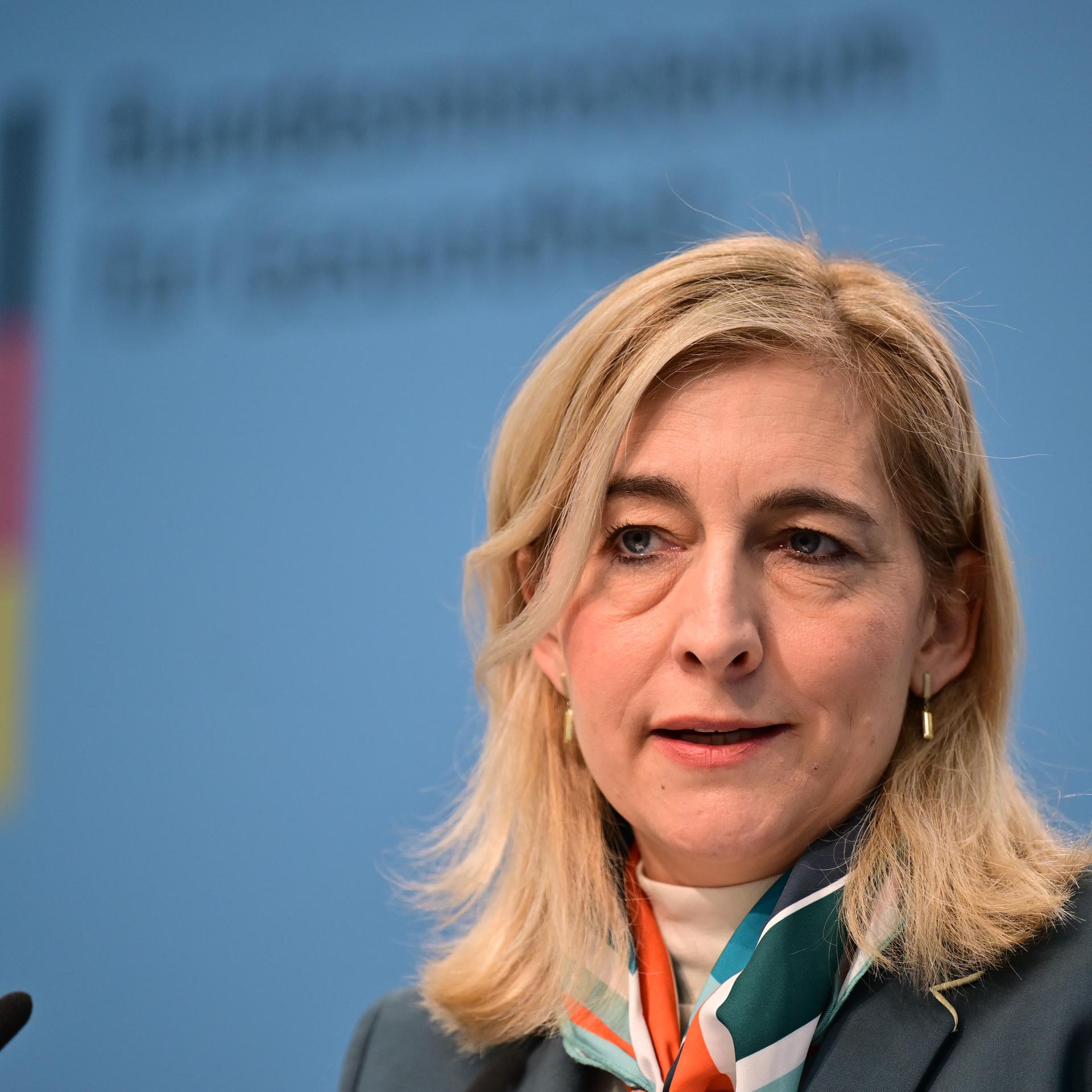 Gesundheitspolitik - Warken kündigt harte Sparmaßnahmen an