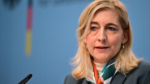 Eine Frau Mitte vierzig mit blonden, schulterlangen Haaren, Gesundheitsministerin Nina Warken (CDU), spricht am 11. Februar während der Vorstellung, im Hintergrund ist das Logo des Bundesministeriums für Gesundheit zu erkennen.