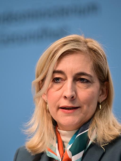 Eine Frau Mitte vierzig mit blonden, schulterlangen Haaren, Gesundheitsministerin Nina Warken (CDU), spricht am 11. Februar während der Vorstellung, im Hintergrund ist das Logo des Bundesministeriums für Gesundheit zu erkennen. Eine Frau Mitte vierzig mit blonden, schulterlangen Haaren, Gesundheitsministerin Nina Warken (CDU), spricht am 11. Februar während der Vorstellung, im Hintergrund ist das Logo des Bundesministeriums für Gesundheit zu erkennen.