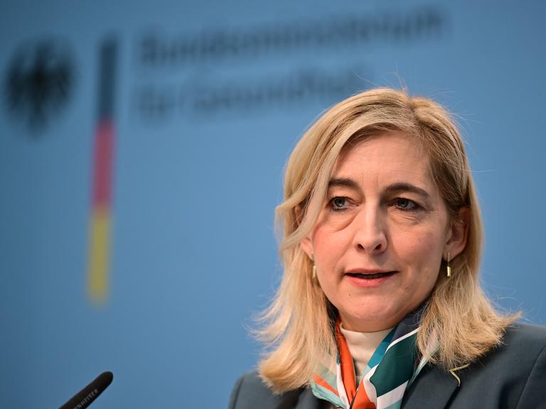 Eine Frau Mitte vierzig mit blonden, schulterlangen Haaren, Gesundheitsministerin Nina Warken (CDU), spricht am 11. Februar während der Vorstellung, im Hintergrund ist das Logo des Bundesministeriums für Gesundheit zu erkennen. Eine Frau Mitte vierzig mit blonden, schulterlangen Haaren, Gesundheitsministerin Nina Warken (CDU), spricht am 11. Februar während der Vorstellung, im Hintergrund ist das Logo des Bundesministeriums für Gesundheit zu erkennen.