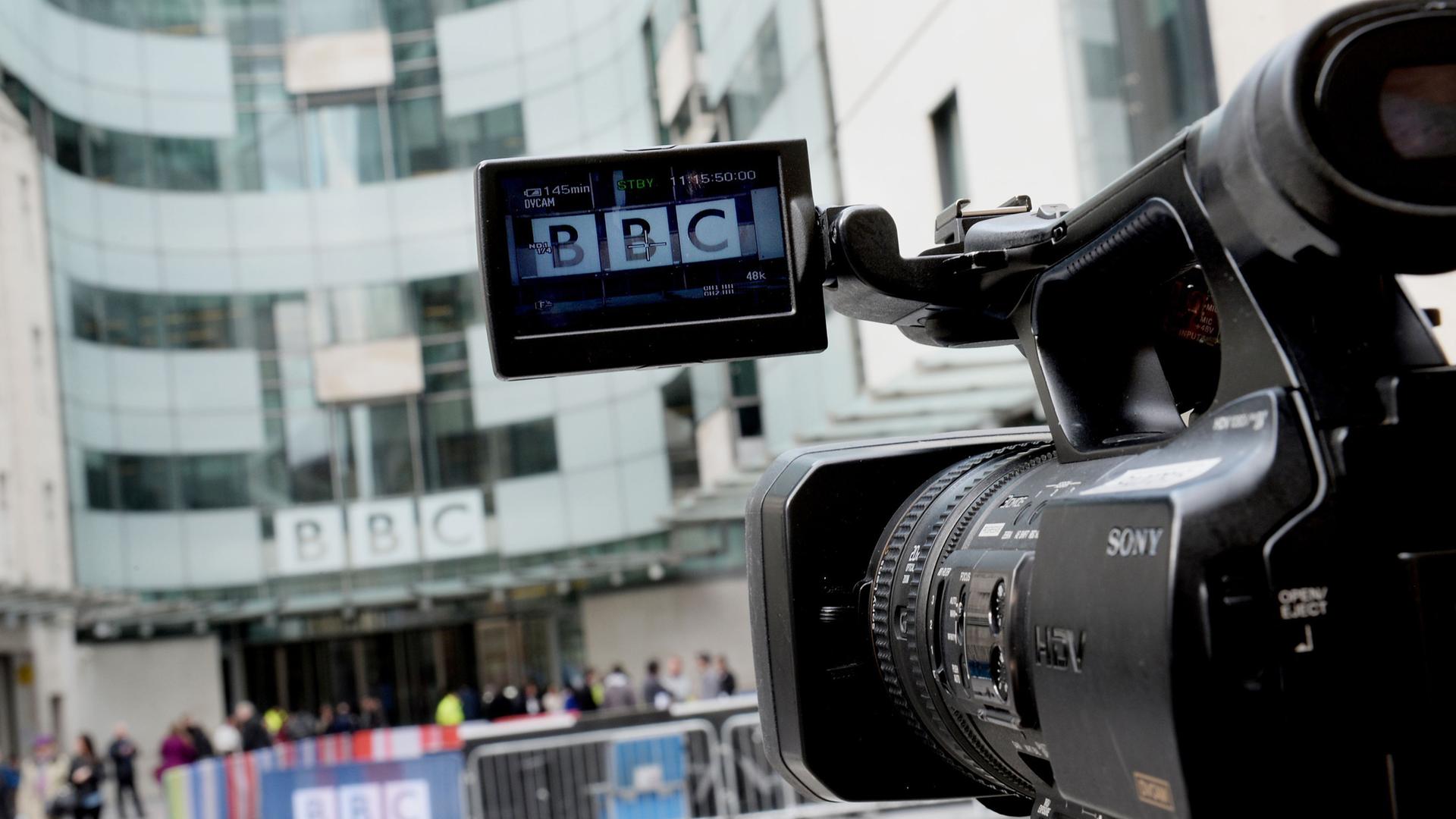 Eine Kamera filmt das Logo der BBC an ihrem Hauptsitz. Eine Kamera filmt das Logo der BBC an ihrem Hauptsitz.