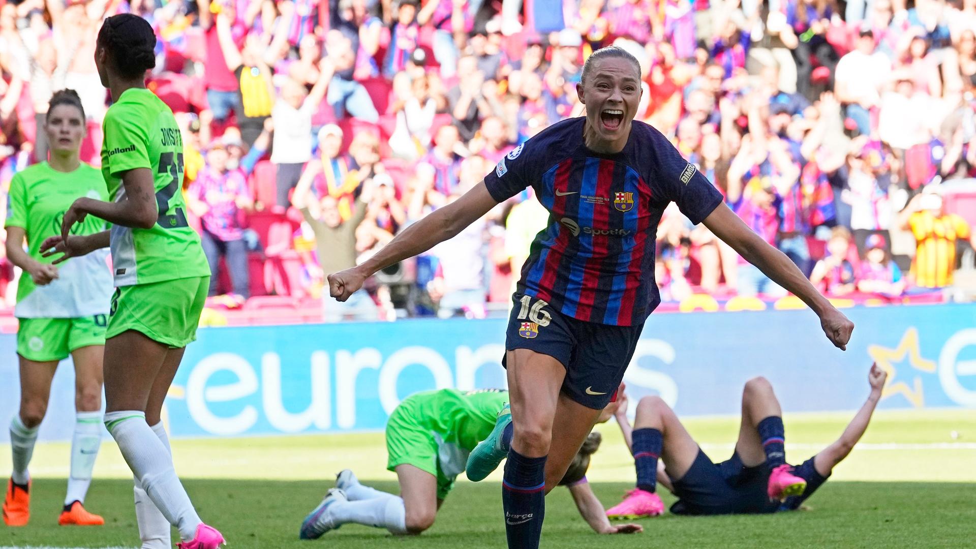 Spielerin Fridolina Rolfö vom FC Barcelona jubelt nach ihrem Treffer zum 3:2 im Champions-League-Finale gegen den VfL Wolfsburg in Eindhoven.