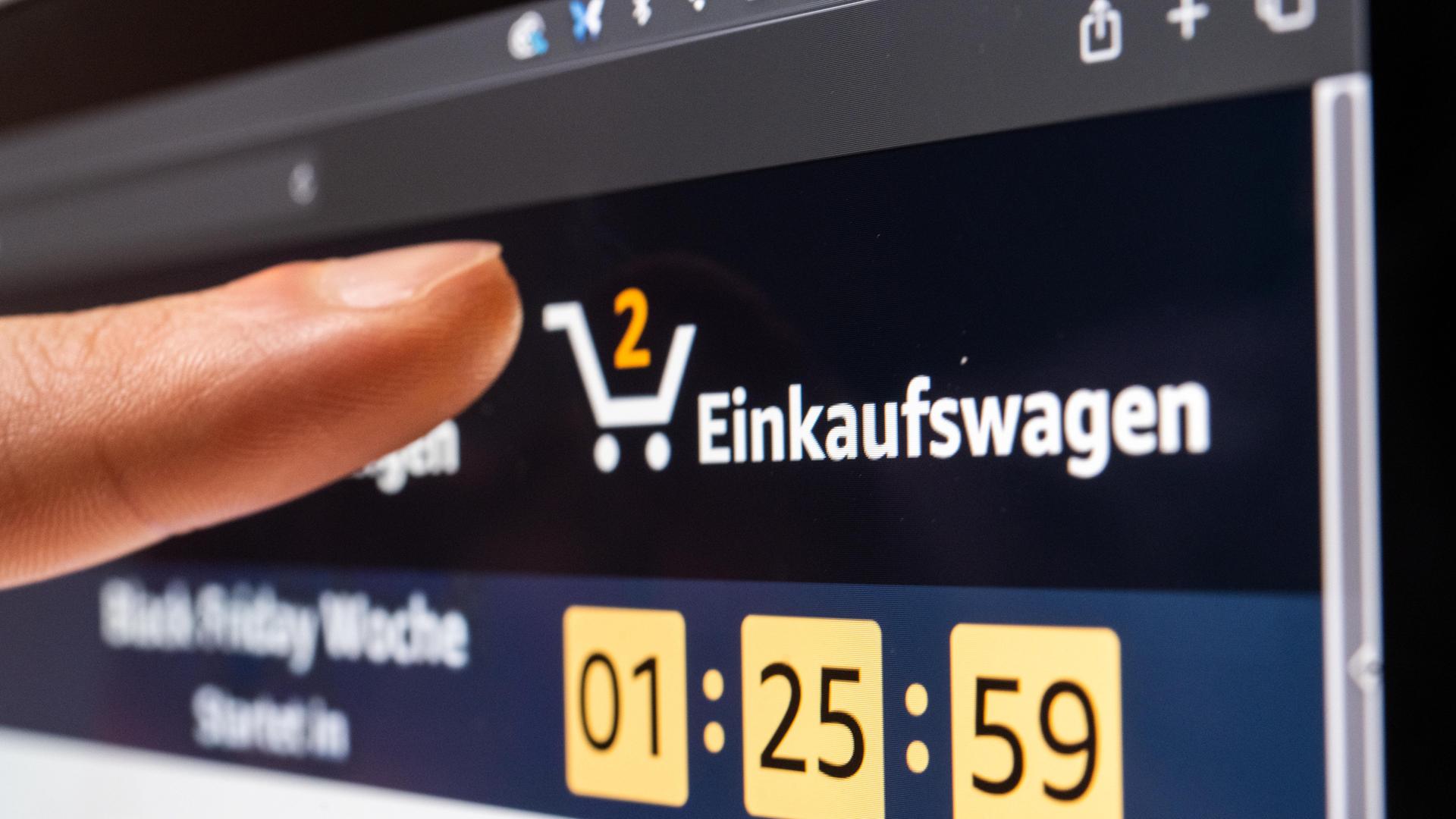 Ein Person klickt beim Online-Shoppen auf den Einkaufswagen. Ein Person klickt beim Online-Shoppen auf den Einkaufswagen.