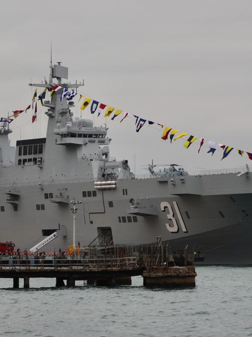 21.11.2024: Das Amphibien-Angriffsschiff HAINAN der chinesischen Marine mit der Wimpelnummer 31 liegt am westlichen Pier auf der Insel Hongkong vor Anker.  21.11.2024: Das Amphibien-Angriffsschiff HAINAN der chinesischen Marine mit der Wimpelnummer 31 liegt am westlichen Pier auf der Insel Hongkong vor Anker.