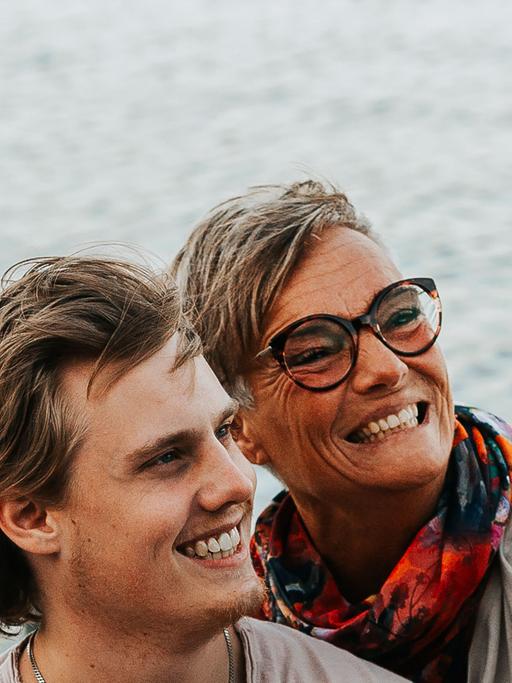 Eine Mutter macht neben ihrem Sohn ein Selfie.